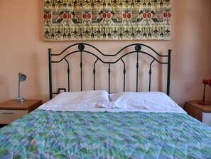 3 habitaciones, tabla de planchar con plancha, wifi y ropa de cama 