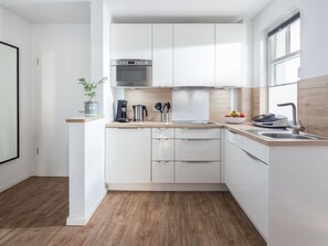 Køleskab, mikrobølgeovn, kogeplade, opvaskemaskine