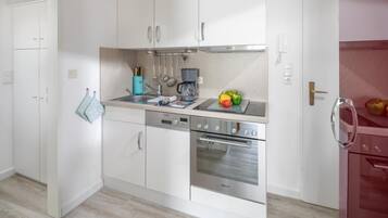 Kühlschrank, Ofen, Geschirrspüler, Wasserkocher mit Kaffee-/Teezubehör