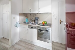 Jääkaappi, uuni, astianpesukone, kahvin-/teenkeitin