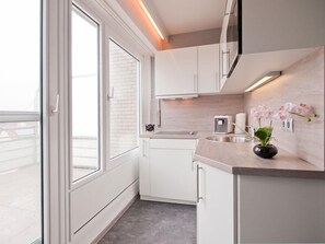 Een koelkast, een microgolfoven, een kookplaat, een vaatwasser