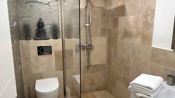 Dusche, umweltfreundliche Kosmetikartikel, Handtücher, Seife