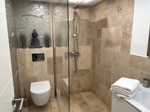 Dusche, umweltfreundliche Kosmetikartikel, Handtücher, Seife