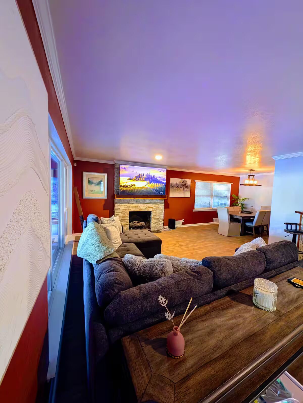 Smart TV, fireplace, stereo