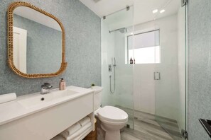 Een haardroger, handdoeken