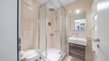 Dusche, Haartrockner, Handtücher, Seife