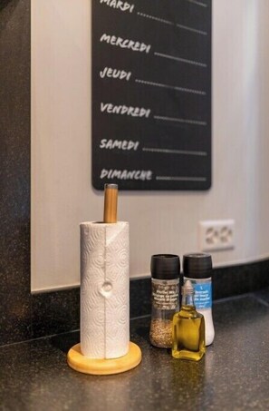 Regadera, secadora de cabello, toallas, jabón 