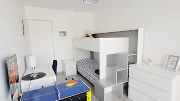 3 habitaciones, escritorio y tabla de planchar con plancha
