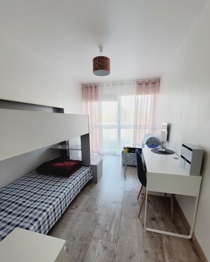 3 chambres, bureau, fer et planche à repasser, draps fournis