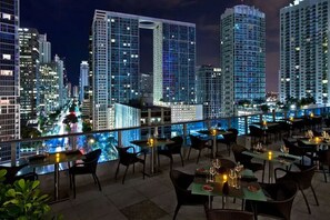 屋外ダイニングエリア