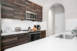 Frigorífic, microones, forn i placa de cuina 