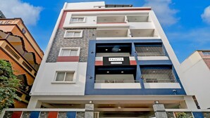 Un edificio de varios pisos con un letrero que dice 'PALETTE & Company Services'.