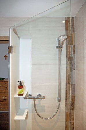 Shower, free toiletries, hair dryer, towels - Römercastell Wirtshaus & Hotel (Kipfenberg)
