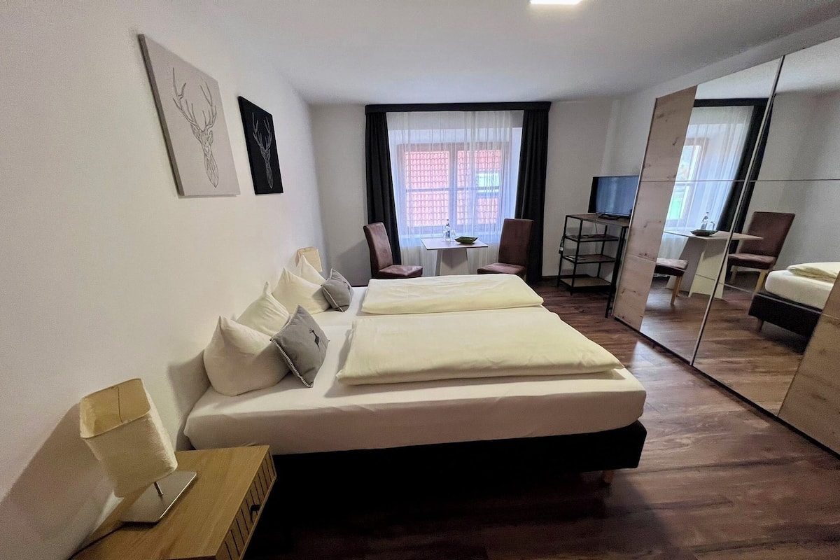Habitación doble estándar | Ropa de cama hipoalergénica y escritorio