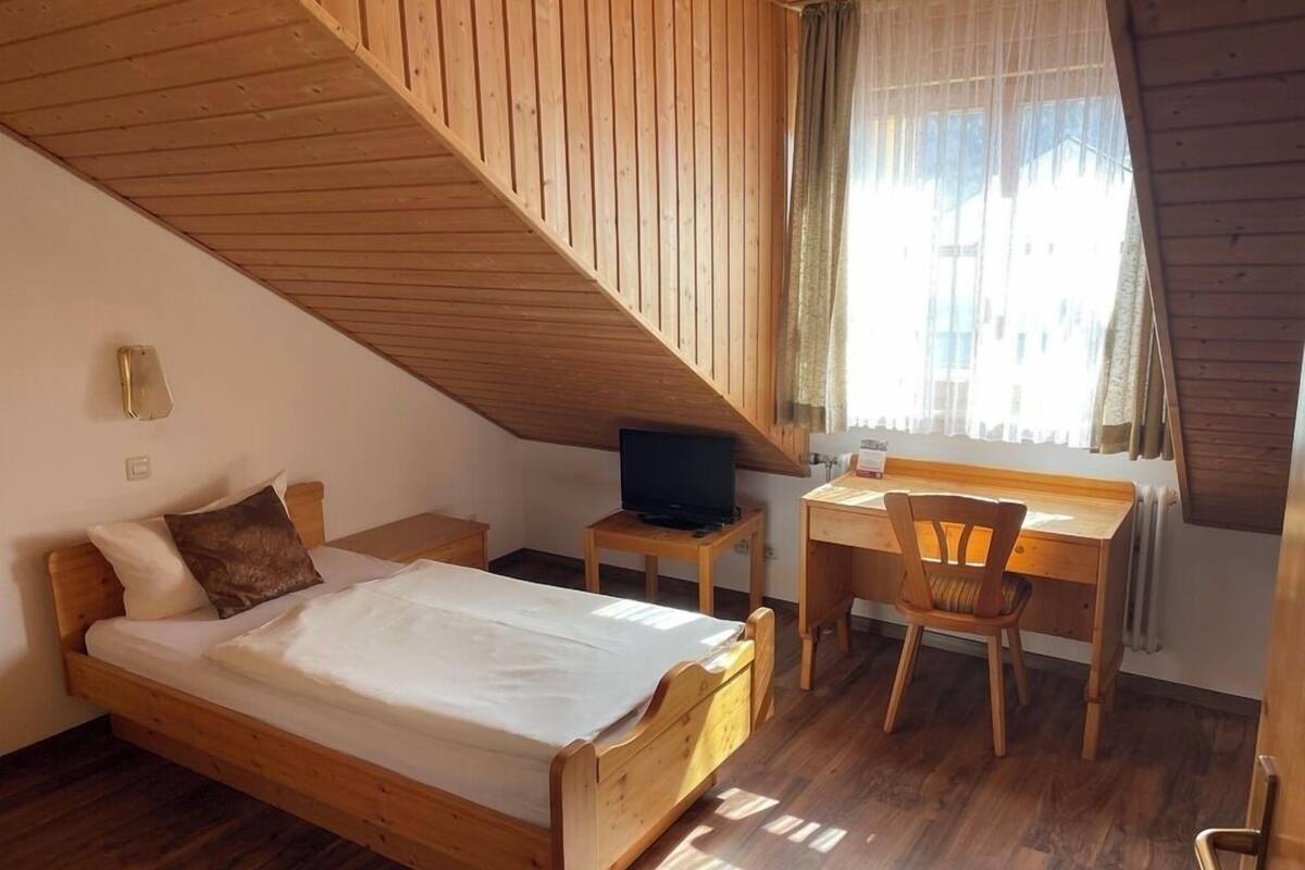 スタンダード シングルルーム | 低刺激性寝具、デスク、ノートパソコン用作業スペース、防音設備