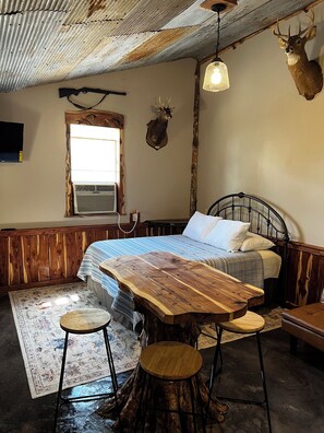 2 bedrooms, WiFi, bed sheets - Scenic lodge near Perry, MO perfect for fishing…boating…hunting…relaxing (Perry)