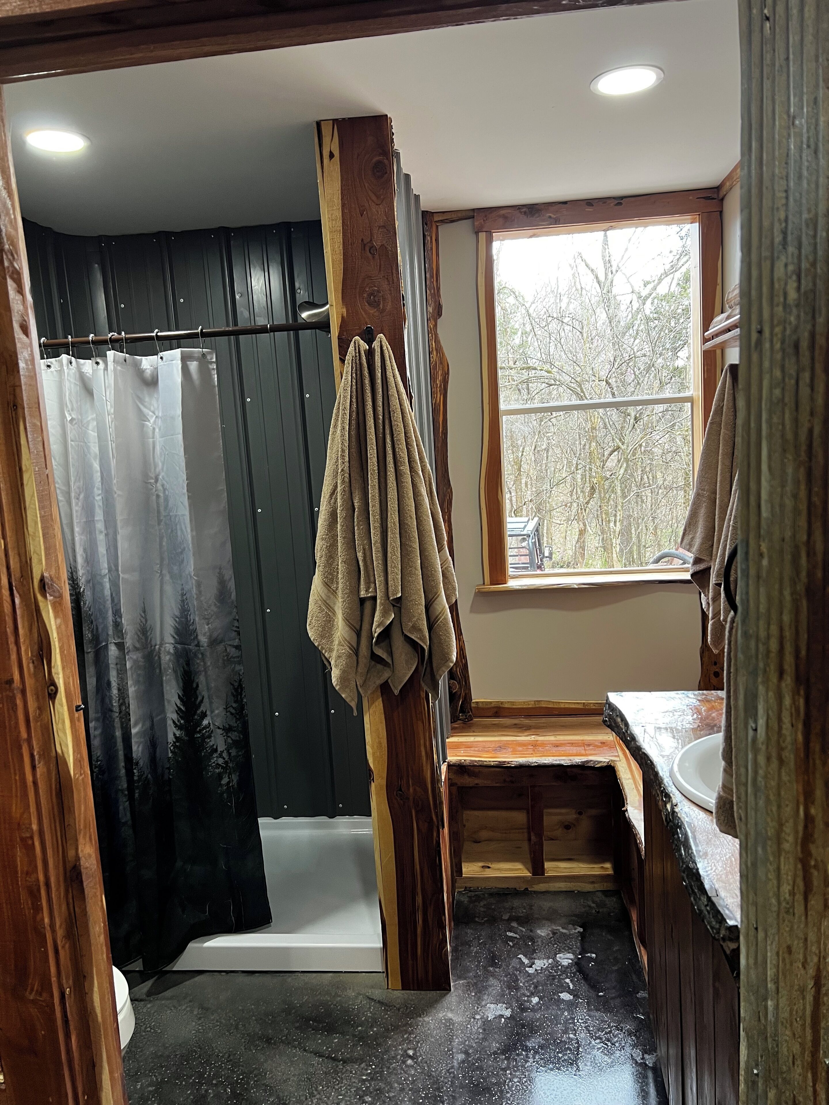 Douche, sèche-cheveux, serviettes fournies, savon