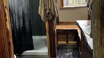 Douche, sĂšche-cheveux, serviettes fournies, savon