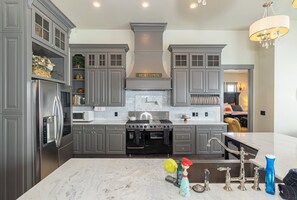 Fridge, microwave, oven, stovetop - Mountain Chalet on Golf Course (Granby)