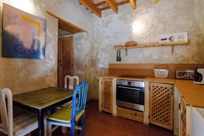 Kühlschrank, Mikrowelle, Wasserkocher mit Kaffee-/Teezubehör, Toaster