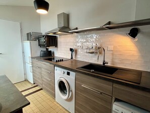 Kühlschrank, Mikrowelle, Ofen, Geschirrspüler