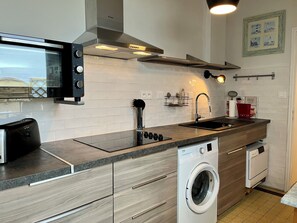 Kylskåp, mikrovågsugn, ugn och diskmaskin