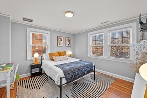 3 makuuhuonetta, työpöytä, silitysrauta/-lauta, ilmainen Wi-Fi