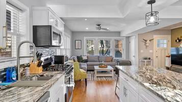 冰箱、微波炉、烤箱、炉灶