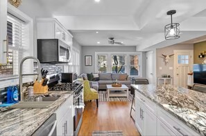 Jääkaappi, mikroaaltouuni, uuni, liesi