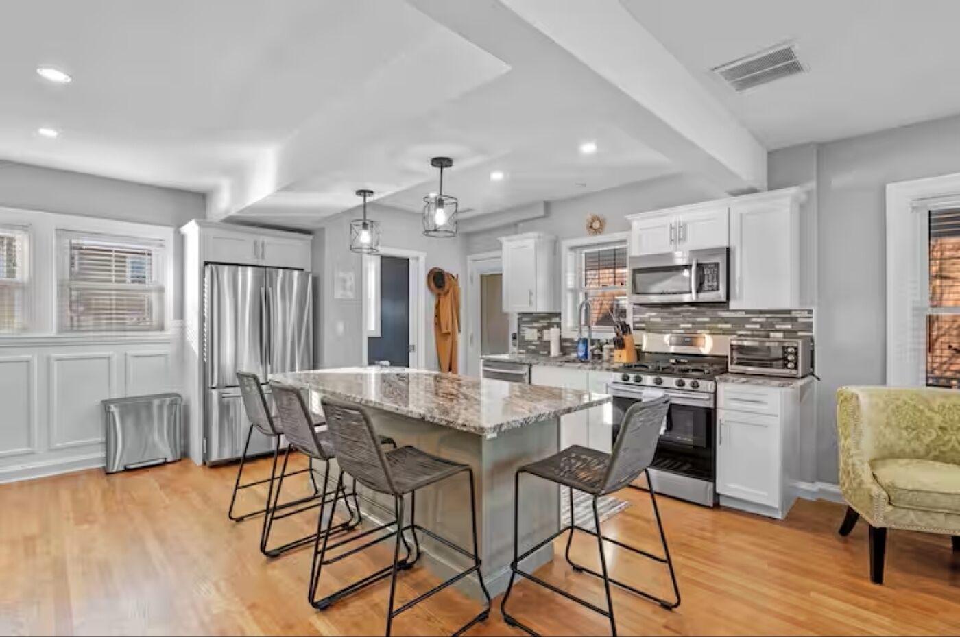 Frigorífico, microondas, horno y placa de cocina