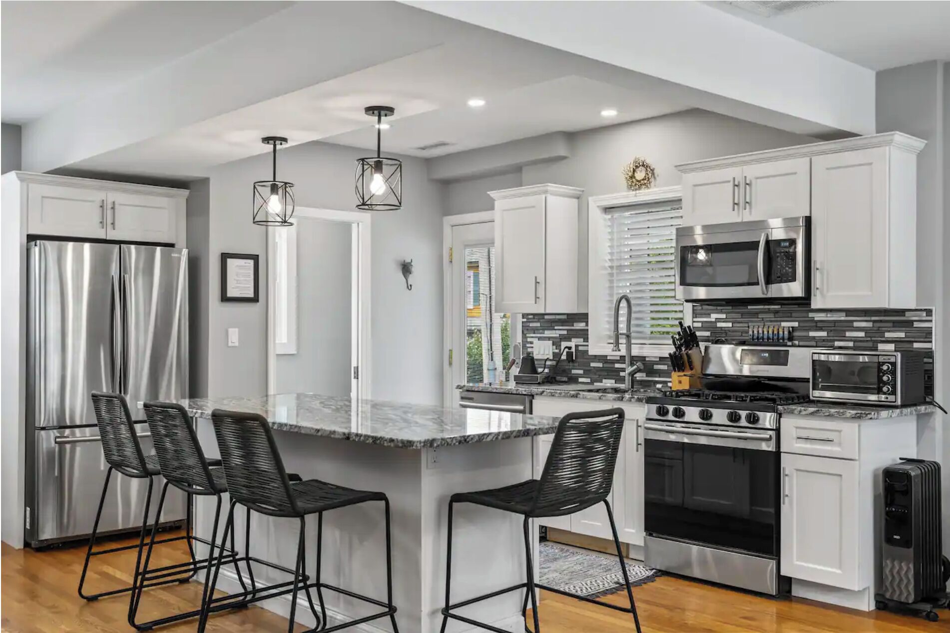 Jääkaappi, mikroaaltouuni, uuni, liesi