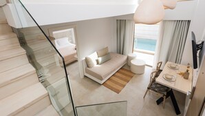 Een moderne hotelkamer met een glazen trap, een slaapbank, een eethoek en uitzicht op het zwembad.