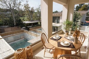 Executive-Suite, 2 Schlafzimmer, eingeschränkter Meerblick | Zimmersafe, kostenloses WLAN, Bettwäsche