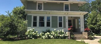 Trendy Craftsman’s Studio! Firepit- laundry