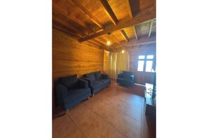 Una televisión, una chimenea