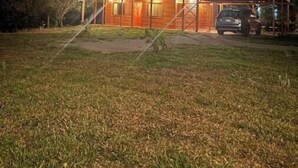 Una casa a due piani con un portico coperto e un'auto parcheggiata nel vialetto.