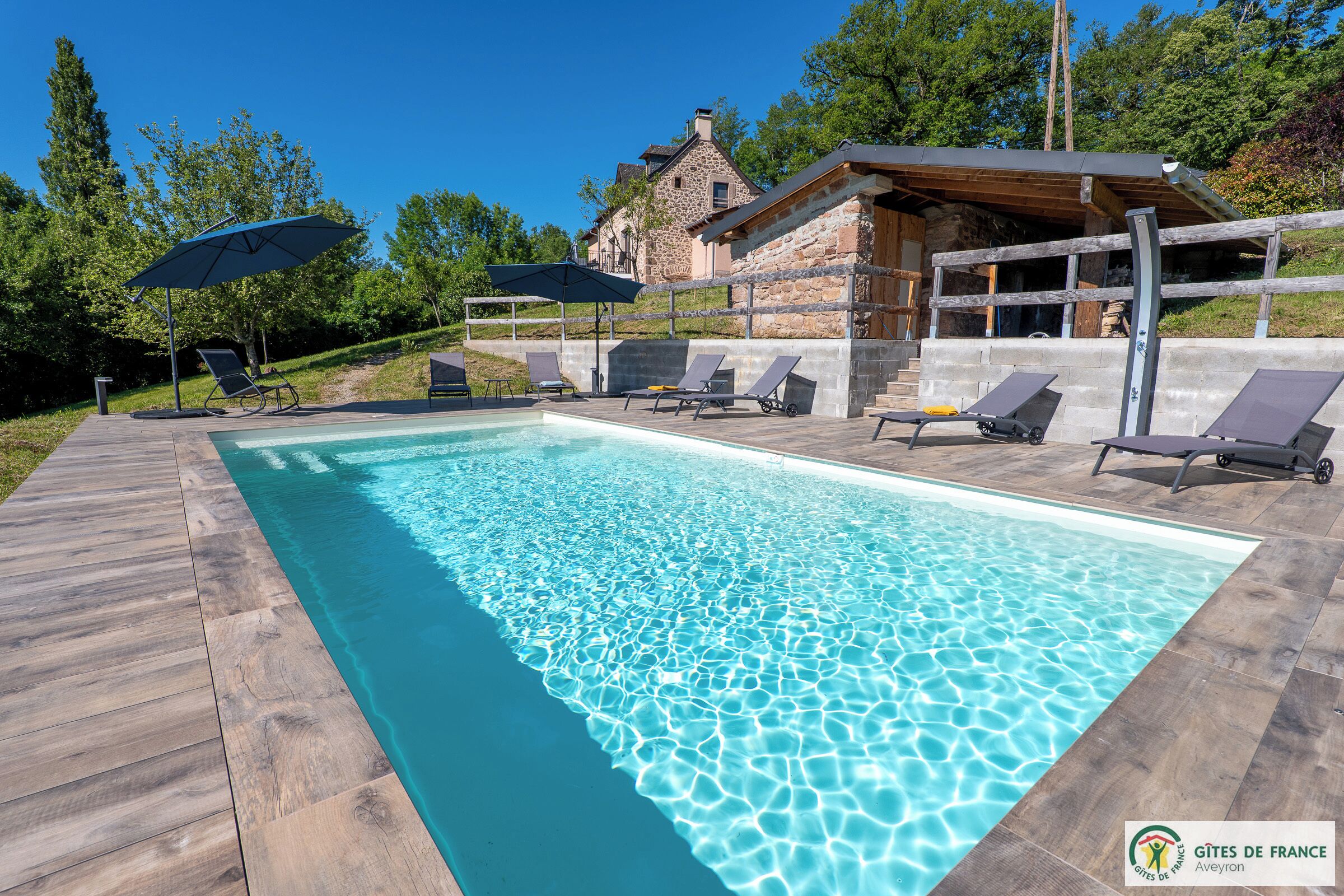 Una piscina al aire libre, una piscina climatizada