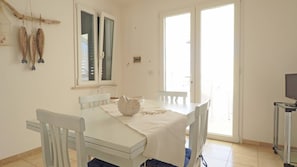 Dining - VILLA DEL MARE 1, vicino alla spiaggia, 5 posti (Torre San Giovanni)