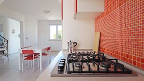Refrigerador, horno, parrilla de estufa y cafetera y tetera 