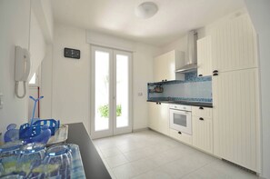 Kühlschrank, Ofen, Herdplatte, Wasserkocher mit Kaffee-/Teezubehör