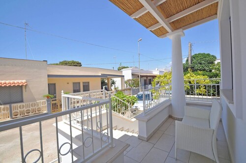 Villa Sacher – sleeps 12 just 100 metres from the sea
