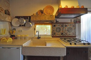 Kühlschrank, Ofen, Herdplatte, Wasserkocher mit Kaffee-/Teezubehör
