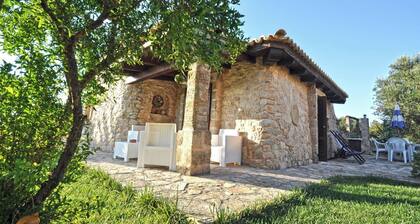 Trullo dei Beneficati a pochi metri dal mare