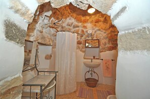 Shower, bidet, towels