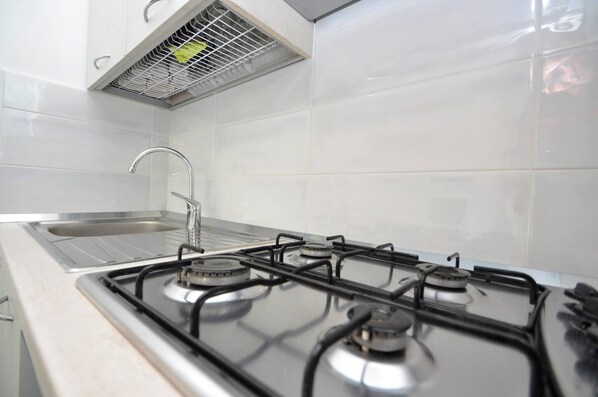Fridge, oven, stovetop, coffee/tea maker