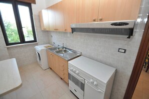 Geladeira, fogão, cooktop, cafeteira/chaleira