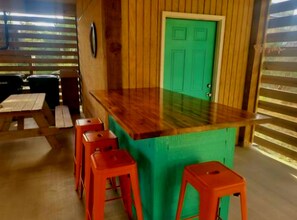 Outdoor dining - Walk across street-Be on the beach. Avon peace-SalTSquire (Avon)