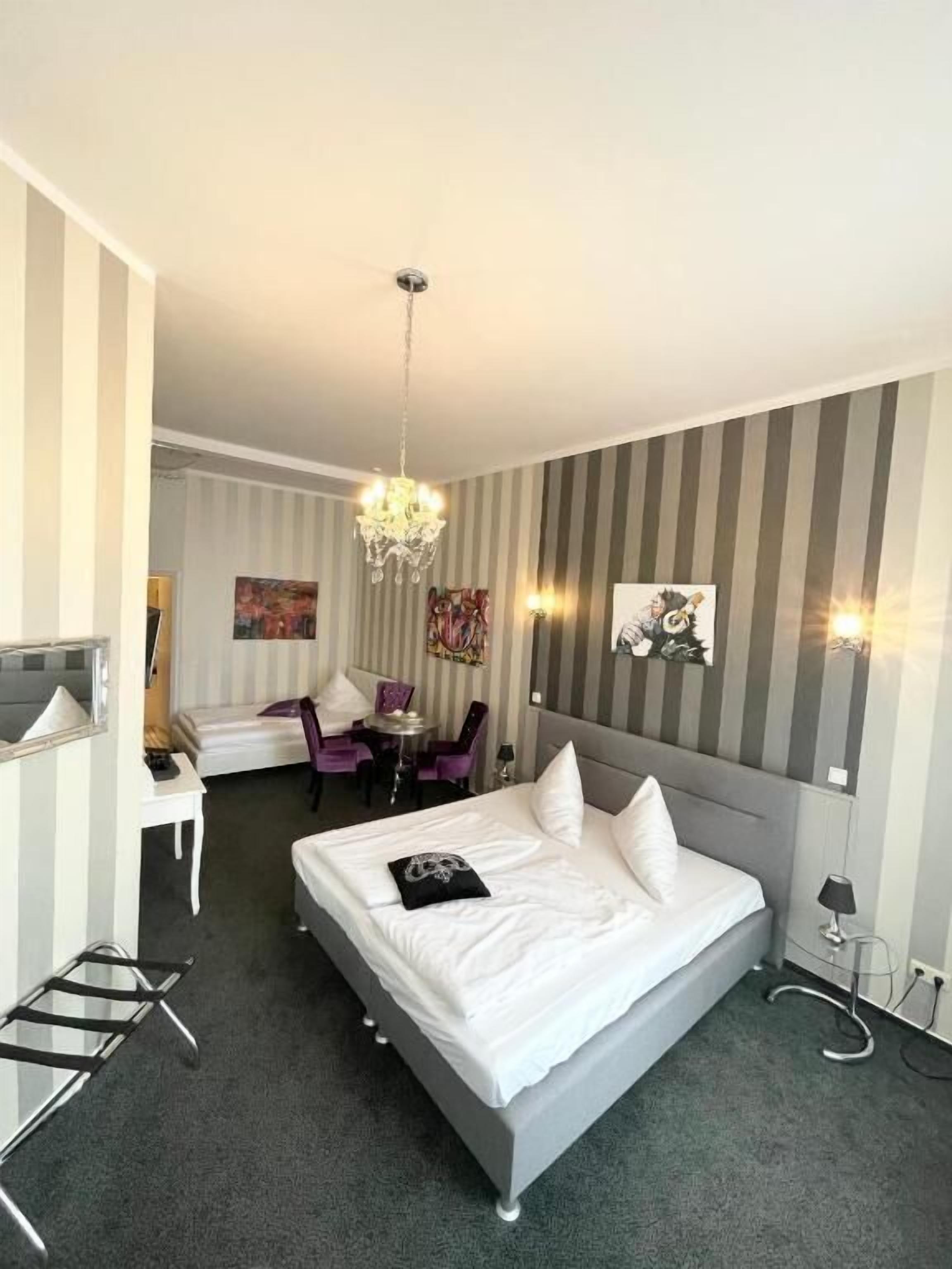 Comfort Triple Room | Individually decorated, individually furnished, desk, cribs/infant beds