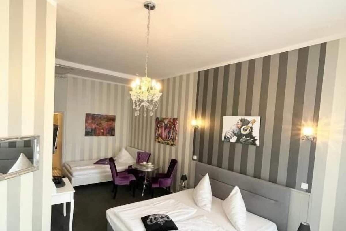 Comfort Triple Room | Individually decorated, individually furnished, desk, cribs/infant beds