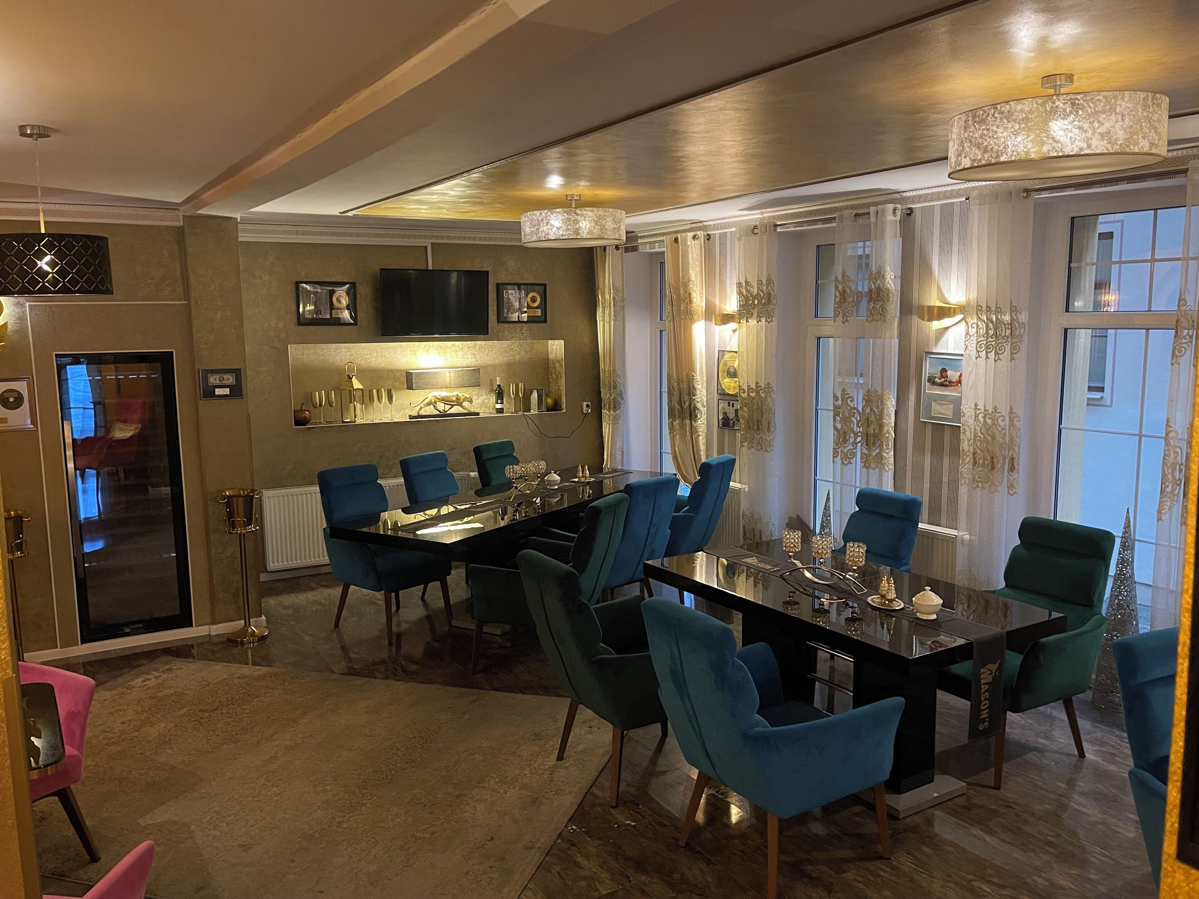 Tägliches Frühstücksbuffet (12 EUR pro Person)